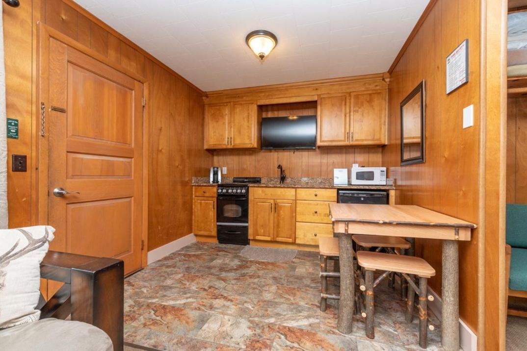 Shore Meadows Lodge Llc Lake George Bagian luar foto